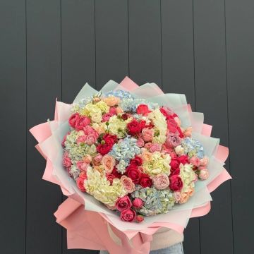 Авторский букет из гортензий с кустовой розой