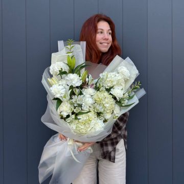 Авторский букет из лилии, гортензии, альстромерии с диантусами