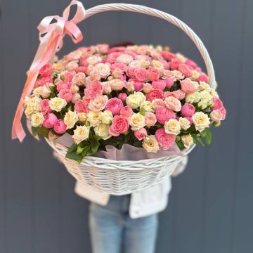 Композиция из 101 кустовой розы в корзине