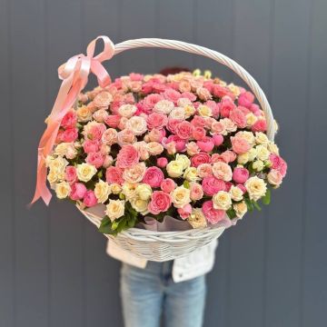 Композиция из 101 кустовой розы в корзине