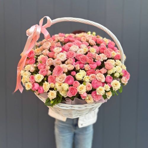 Композиция из 101 кустовой розы в корзине