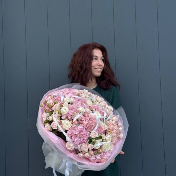 Авторский букет из гортензий с кустовой розой