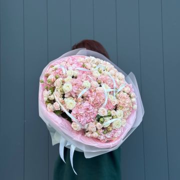 Авторский букет из гортензий с кустовой розой