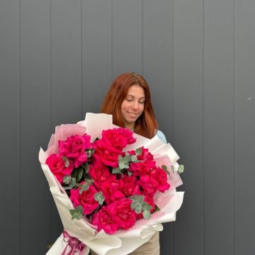 Букет из 15 Французских роз с эвкалиптом