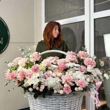 ВАУ Композиция Французских роз, гортензии, кустовых роз, альстромерий с эвкалиптом и озотамнусом