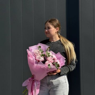 Букет из 7 пионов с эвкалпитом
