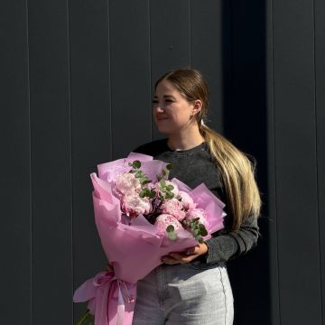 Букет из 7 пионов с эвкалпитом