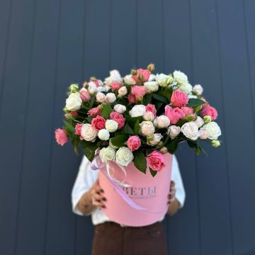 Композиция из 45 кустовых роз в коробке (Нежный Микс)