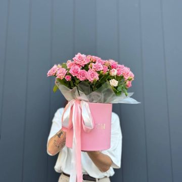 Композиция из 35 кустовых роз в коробке