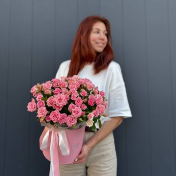 Композиция из 35 кустовых роз в коробке