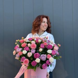 Композиция из 51 кустовой розы в коробке