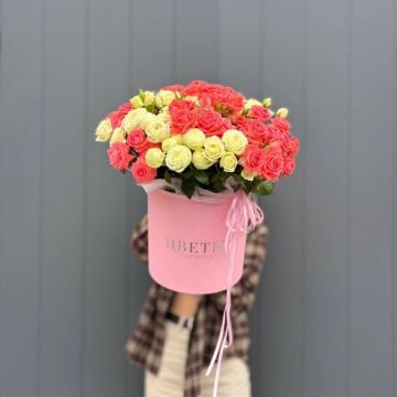 Композиция из 45 кустовых роз в коробке
