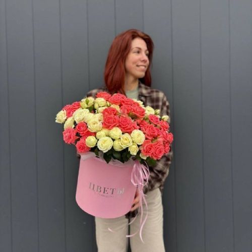 Композиция из 45 кустовых роз в коробке