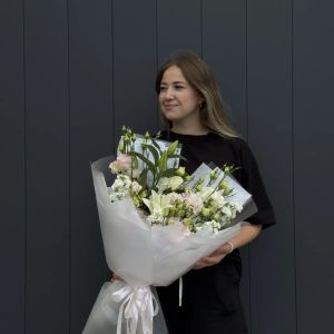 Авторский букет из маттиолы, лилий и эустомы