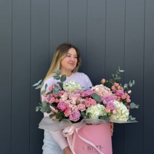 Авторская композиция с гортензией, кустовой и одноголовой розой (2)