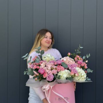 Авторская композиция с гортензией, кустовой и одноголовой розой (2)