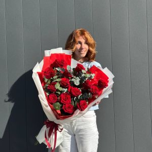 Букет из 15 Эквадорских роз с эвкалиптом (60-70см)