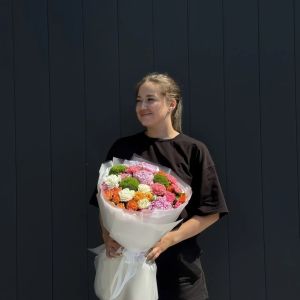 Дофаминовый букет из пионов Сара Бернар, гвоздика киви, кустовая роза, гвоздика